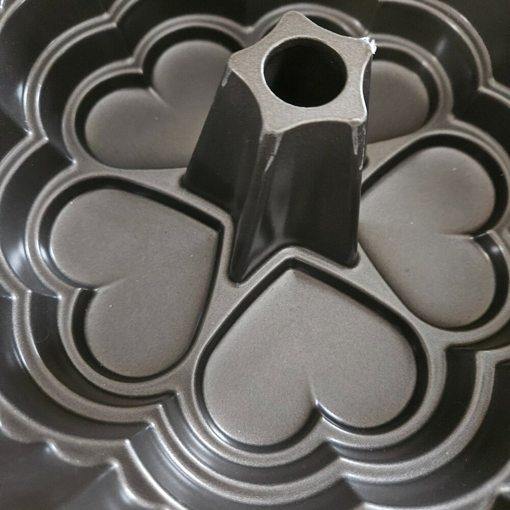 Wilton dimensions queen of heart bundt cake pan